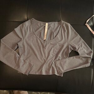 Women's lululemon size 6 Gray Long Sleeve Top